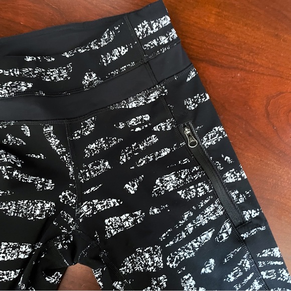 Lululemon Cropped Leggings Size 4 Black White Print 21.5” Inseam Athleisure - Picture 7 of 10